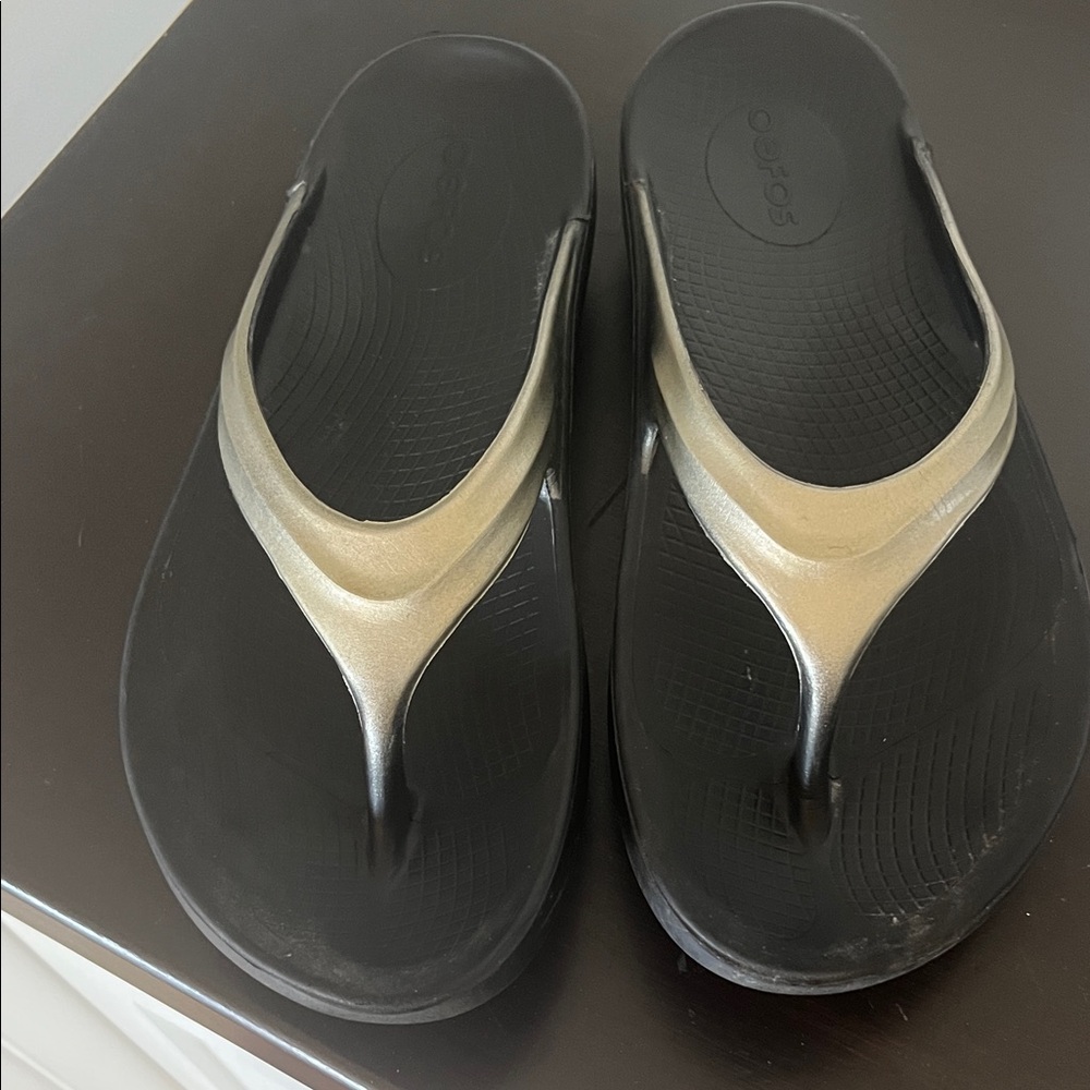 OOFOS women’s metallic and black sandal. Size 8